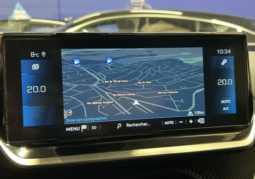 Écran tactile central du GPS de la Peugeot 2008 affichant une carte avec température à 20°C et heure 10h34.