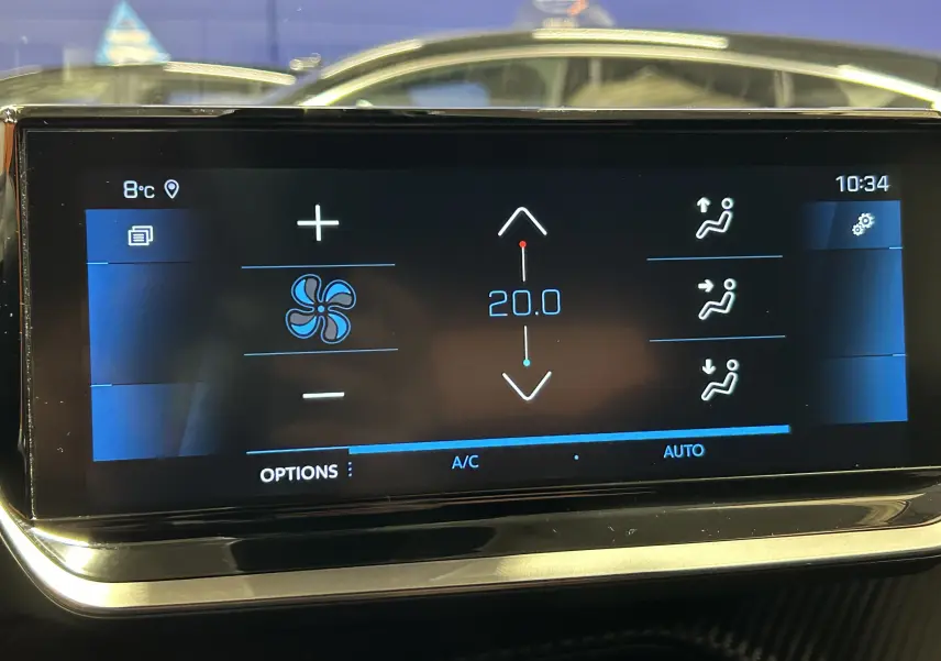 Écran tactile de la climatisation du Peugeot 2008 gris Artense, affichant 20°C en mode automatique.