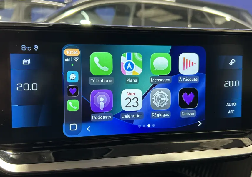 Écran tactile central de la Peugeot 2008 affichant l'interface Apple CarPlay avec commandes climatisation à 20°C.