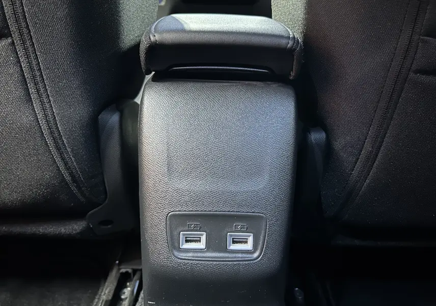Prise USB double vue arrière entre les sièges noirs du Peugeot 2008 Gris Artense 2023.