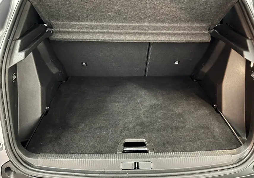 Vue intérieure du coffre spacieux et propre du Peugeot 2008 gris Artense, sans chargement visible.