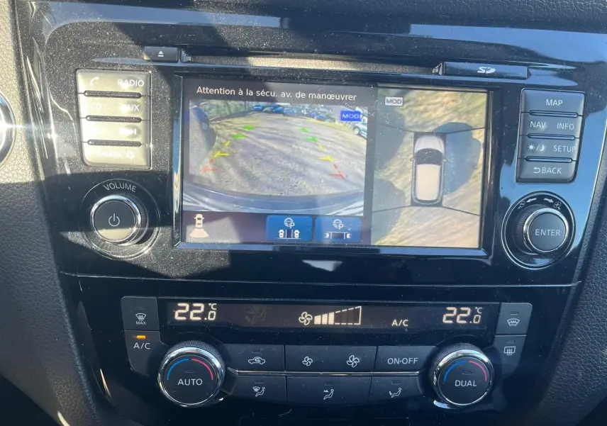 Gros plan sur la jante alu noire et argentée du Nissan Qashqai II PH2 2017 avec pneu Uniroyal visible sur sol gravillonné.