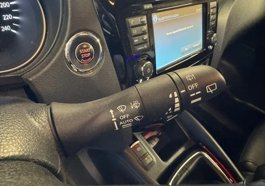 Gros plan sur la commande d’essuie-glace et le bouton Start/Stop du tableau de bord noir du Nissan Qashqai II PH2 2017.