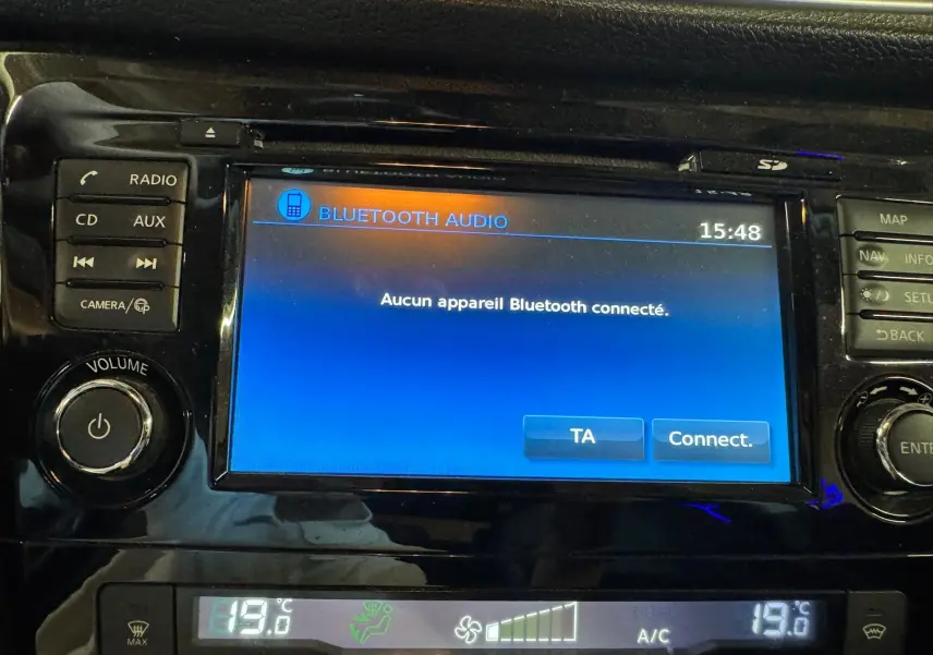 Écran tactile central du Nissan Qashqai II PH2 2017 affichant l'interface Bluetooth audio et les commandes environnantes.