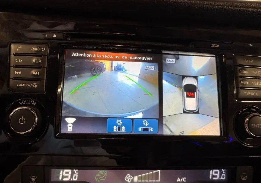 Écran tactile du Nissan Qashqai noir montrant la caméra de recul et la vue panoramique 360° en intérieur.