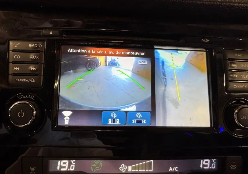 Écran tactile du Nissan Qashqai noir montrant la caméra de recul et vue panoramique 360° intérieure.