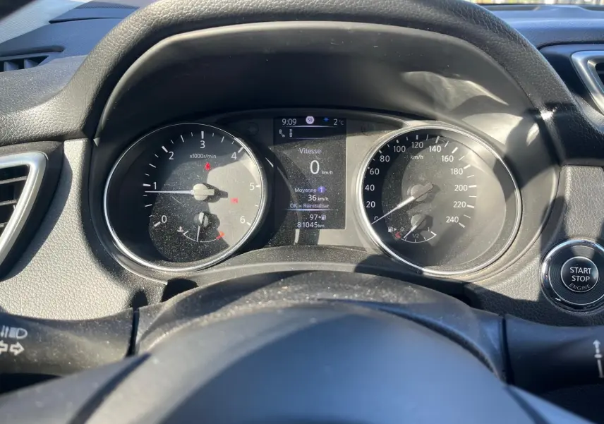 Gros plan sur la jante alu noire et argentée du Nissan Qashqai II PH2 2017, avec pneu RainSport 5 visible.