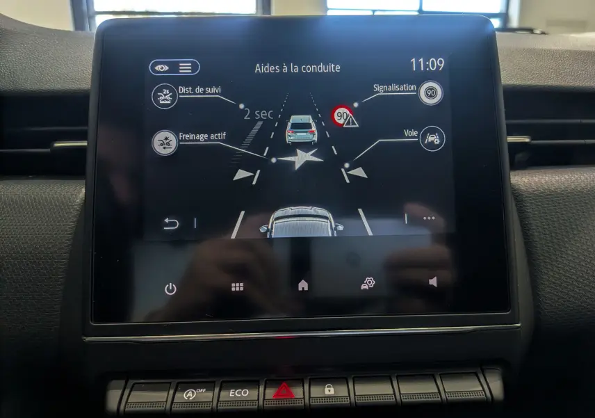 Écran tactile intérieur de la Renault Clio V Business 2020 affichant les aides à la conduite, vue frontale du tableau de bord.