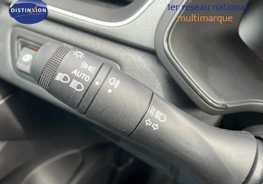 Gros plan sur la commande des phares et clignotants du Renault Captur gris Cassiopée métal avec toit noir.