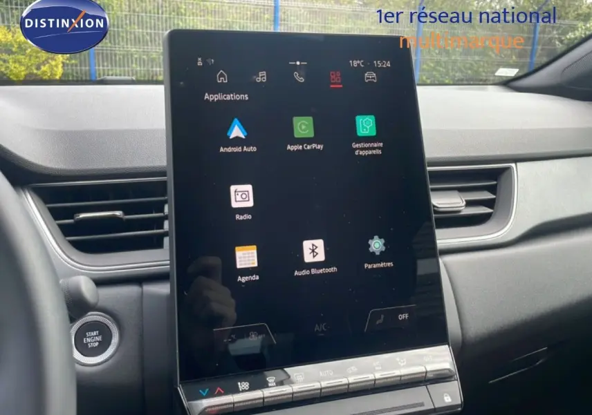 Vue intérieure du tableau de bord du Renault Captur 2025, écran tactile central avec interface multimédia et bouton start/stop visible.