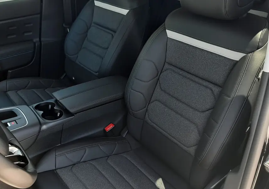 Vue intérieure côté avant droit du Citroën C5 Aircross noir Perla Nera, sièges mixtes cuir et tissu gris foncé.
