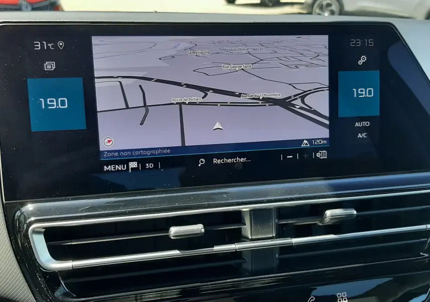 Écran tactile central du tableau de bord du Citroën C5 Aircross 2025, affichant la navigation et la climatisation.