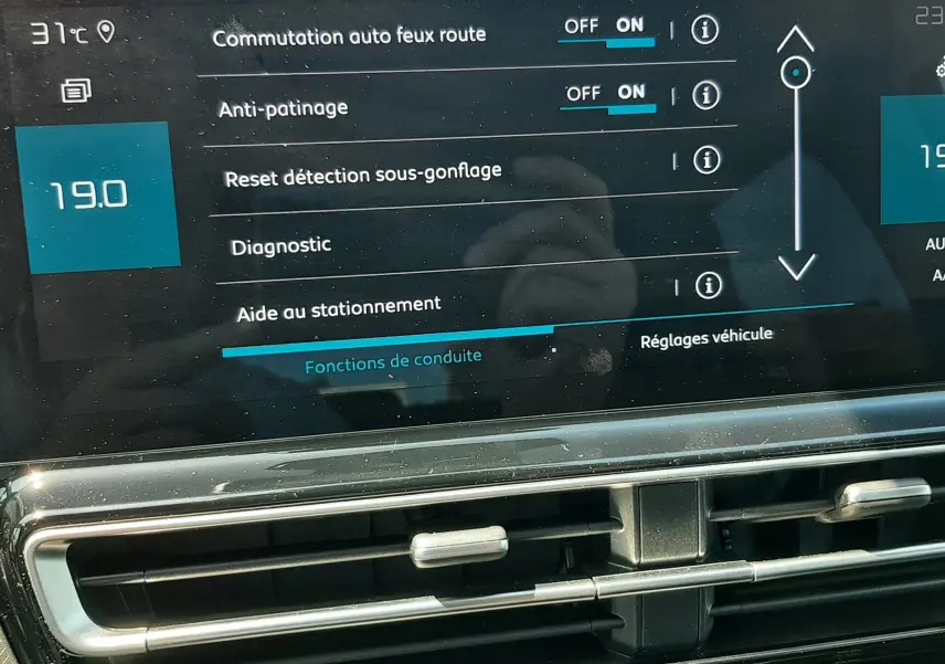Écran tactile central du Citroën C5 Aircross Ph.2 Hybrid noir, affichant les réglages d’aide à la conduite.