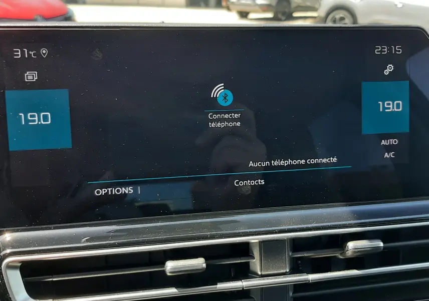 Écran tactile central du Citroën C5 Aircross noir Perla Nera, affichant la connexion Bluetooth et la température à 19°C.