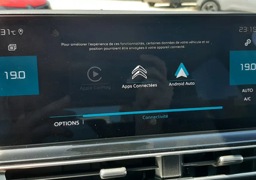 Vue rapprochée de l’écran tactile central du Citroën C5 Aircross noir, affichant les options Apple CarPlay et Android Auto.