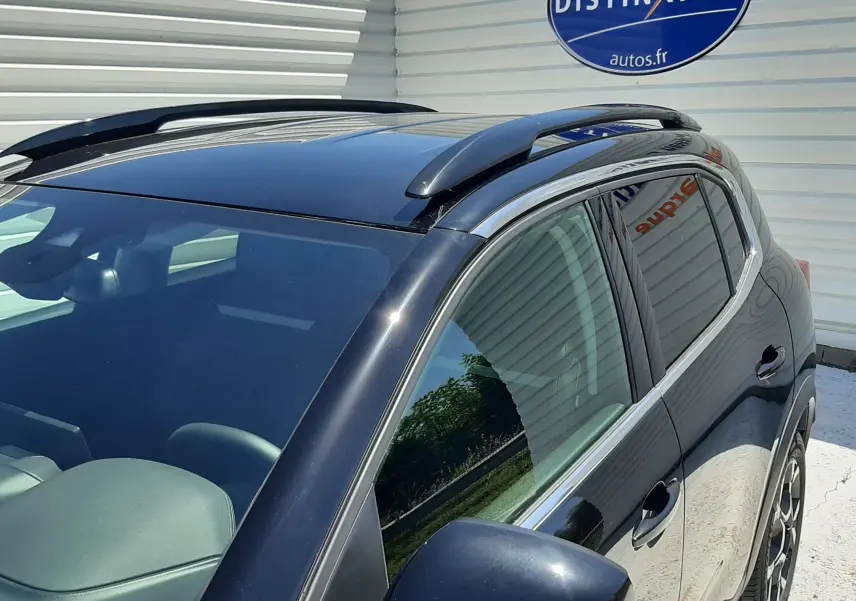 Vue 3/4 avant droit du Citroën C5 Aircross noir Perla Nera, mettant en valeur la galerie de toit et les vitres teintées.