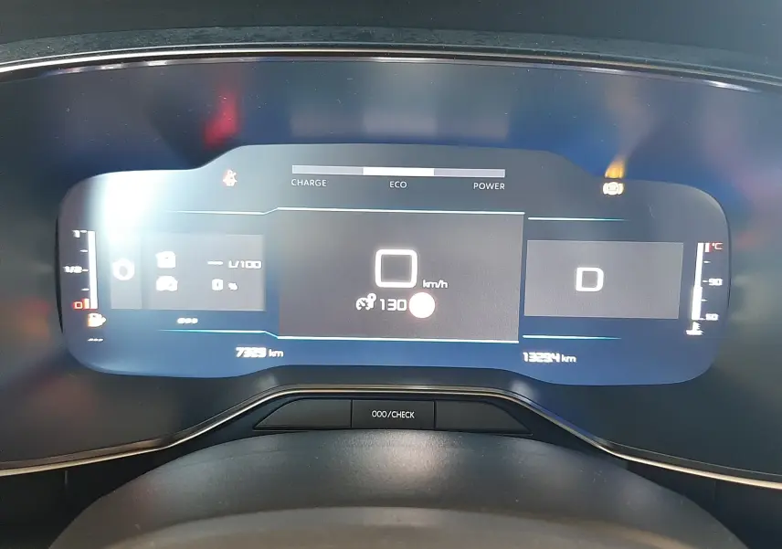 Tableau de bord numérique du Citroën C5 Aircross hybride, affichage vitesse à 0 km/h et mode de conduite en D.