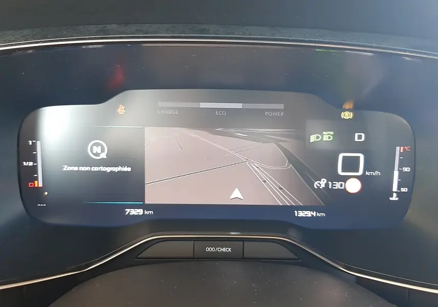 Tableau de bord numérique du Citroën C5 Aircross hybride 2025, affichage de navigation et indicateurs de vitesse et température.