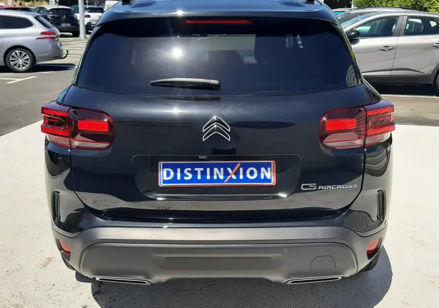 Vue arrière d'un Citroën C5 Aircross noir Perla Nera 2025 avec feux arrière LED et logo distinctif sur le hayon.