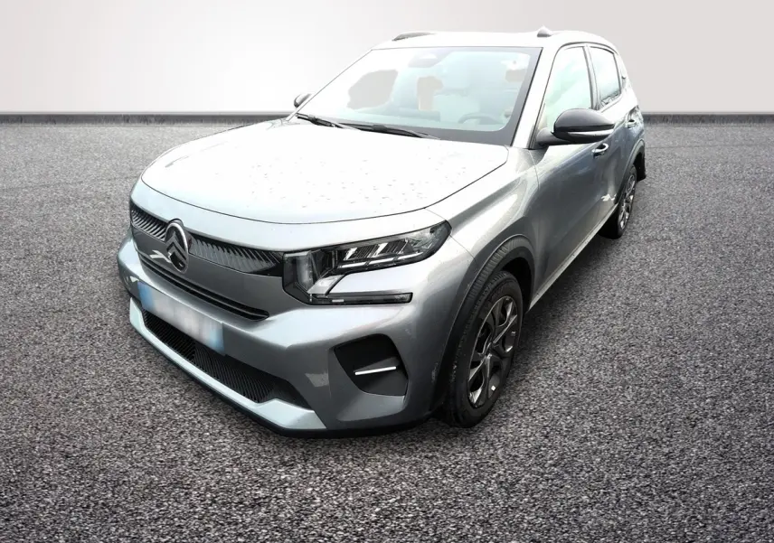 Citroën C3 Turbo 100 BVM6 gris foncé vue 3/4 avant droit avec calandre moderne et phares LED distinctifs.