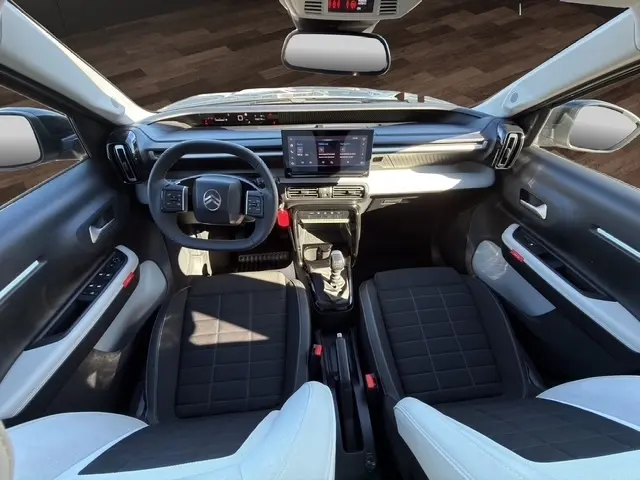 Vue intérieure avant de la Citroën C3 Turbo 100 BVM6 MAX 2025, tableau de bord avec écran tactile 10,25 pouces et volant cuir noir.