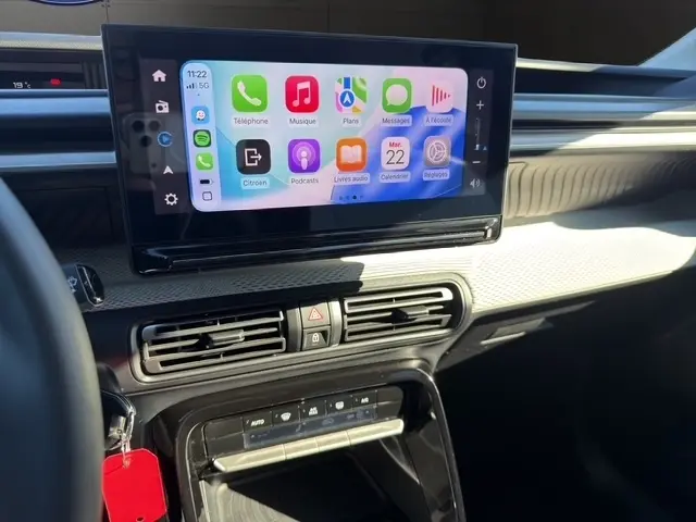 Vue intérieure du tableau de bord de la Citroën C3 Turbo 100 BVM6 MAX 2025, écran tactile 10,25 pouces affichant Apple CarPlay.