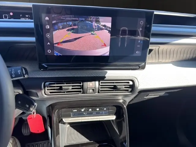 Vue intérieure du tableau de bord de la Citroën C3 Turbo 100 BVM6 MAX 2025, écran tactile affichant la caméra de recul.