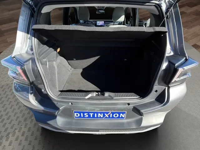 Vue arrière ouverte du coffre spacieux d'une Citroën C3 gris foncé 2025 avec tablette cache-bagages visible.