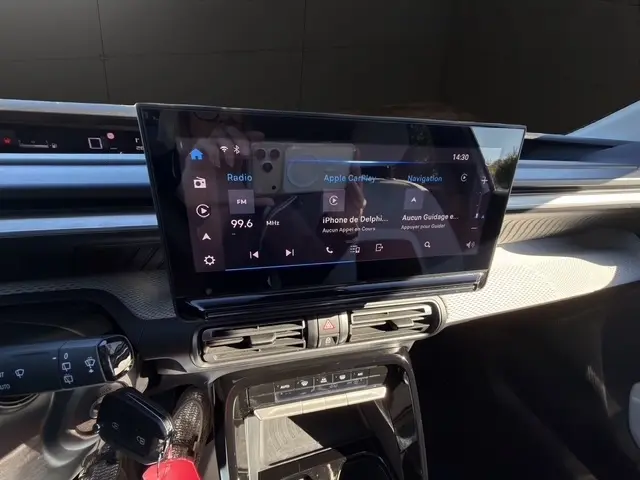 Vue rapprochée de l’écran tactile 10,25 pouces du tableau de bord de la Citroën C3 Turbo 100 BVM6 MAX gris foncé, affichant Apple CarPlay.
