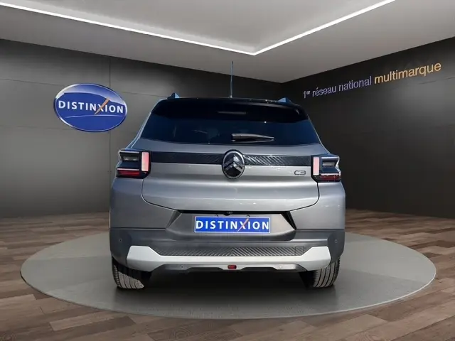 Vue arrière d'une Citroën C3 Turbo 100 BVM6 MAX gris foncé, avec feux LED et spoiler de coffre visible.