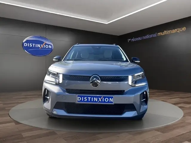 Vue de face d'une Citroën C3 Turbo 100 BVM6 MAX gris foncé avec phares LED et calandre moderne en showroom.