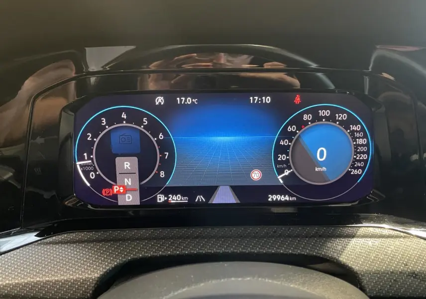 Combiné d'instruments digital de la Volkswagen Golf VIII R-Line noir, affichage vitesse et température à 17°C.