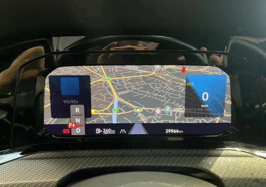 Vue rapprochée du combiné d'instruments digital de la Volkswagen Golf 8 R-Line Black, affichage navigation et vitesse.
