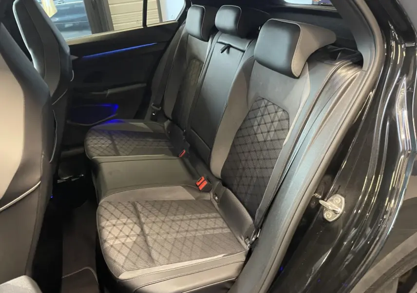 Vue intérieure côté droit des sièges arrière en tissu et cuir noir de la Volkswagen Golf 1.5 eTSI R-Line Black 2024.