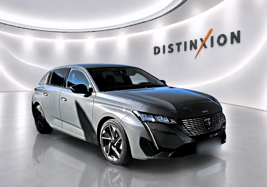 Peugeot 308 gris selenium vue 3/4 avant droit dans un showroom lumineux avec logo Distinxion en arrière-plan.