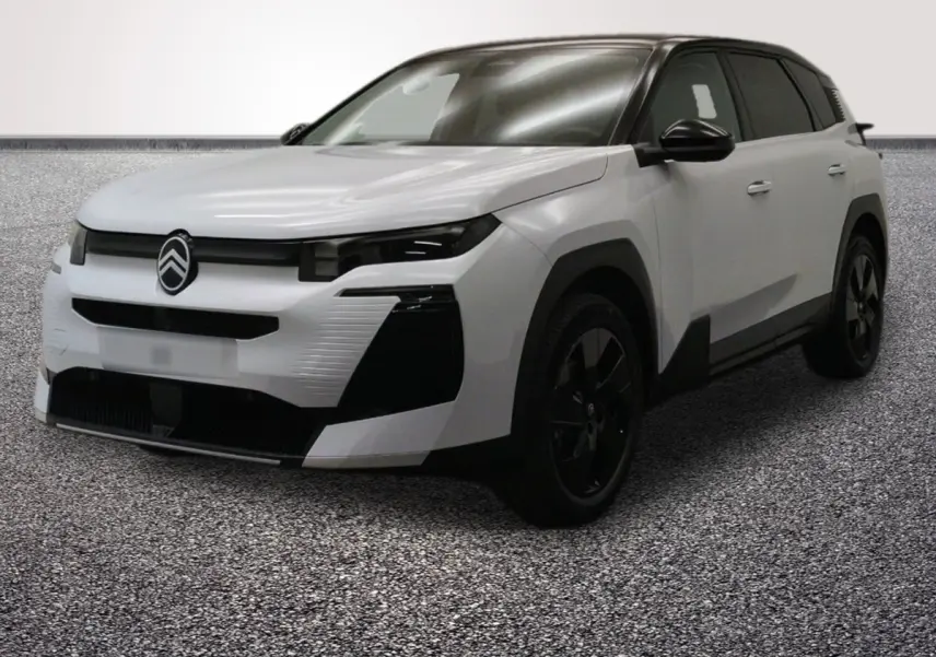 Citroën C5 hybride blanc en 3/4 avant droit avec calandre noire et jantes noires distinctives.