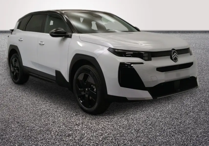 Citroën C5 hybride blanc vue 3/4 avant droit avec détails noirs contrastants et jantes noires.