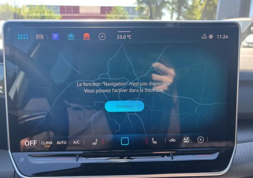 Écran tactile central de la Volkswagen Golf E-TSI 150 R-Line 2026 avec interface de climatisation et navigation désactivée.