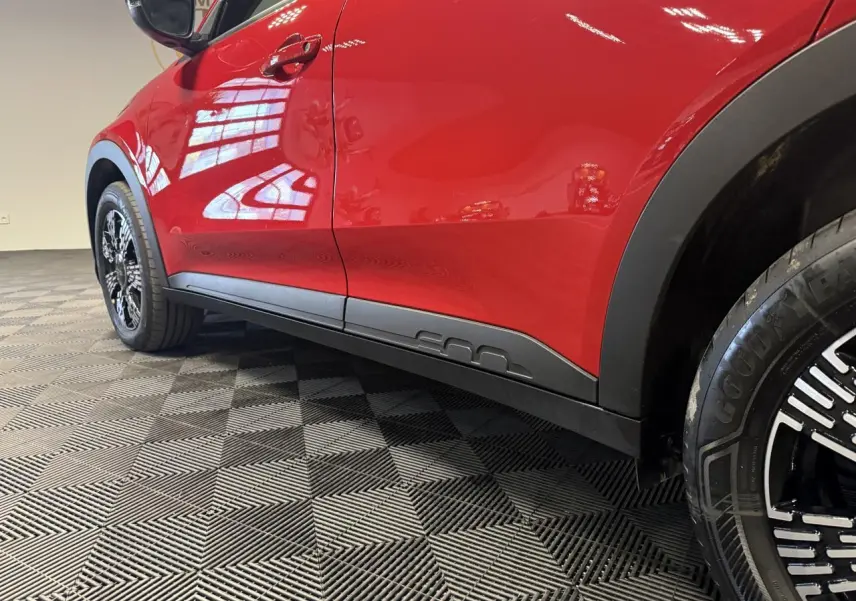 Vue latérale gauche d'une FIAT 600 rouge foncé avec jantes noires et bas de caisse noir mat distinctif.