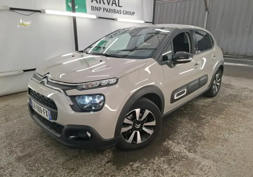 Citroën C3 beige clair vue 3/4 avant droit avec Airbump noir et jantes alliage diamantées.