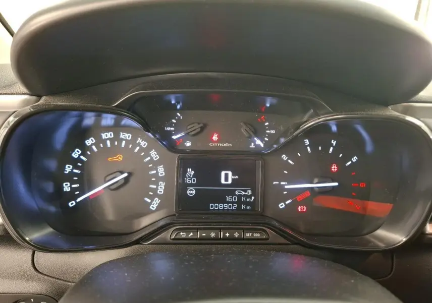 Tableau de bord de Citroën C3 2024 montrant compteur vitesse, compte-tours et écran digital central allumé.