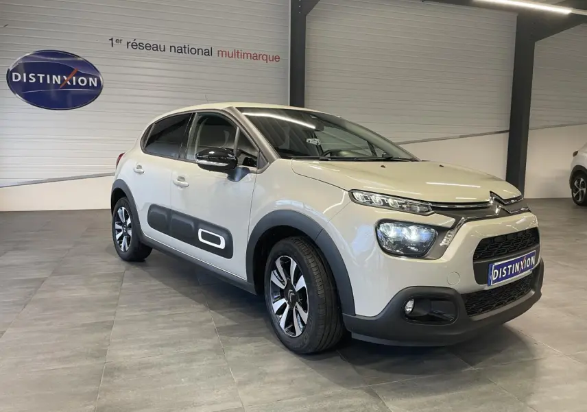 Citroën C3 beige clair vue 3/4 avant droit avec Airbump noir et jantes alliage diamantées en showroom.