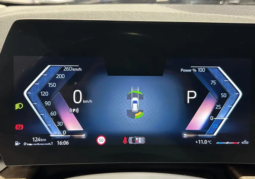 Affichage numérique du tableau de bord de la BMW Série 2 Active Tourer 218i, montrant vitesse à 0 km/h et indicateurs de stationnement.