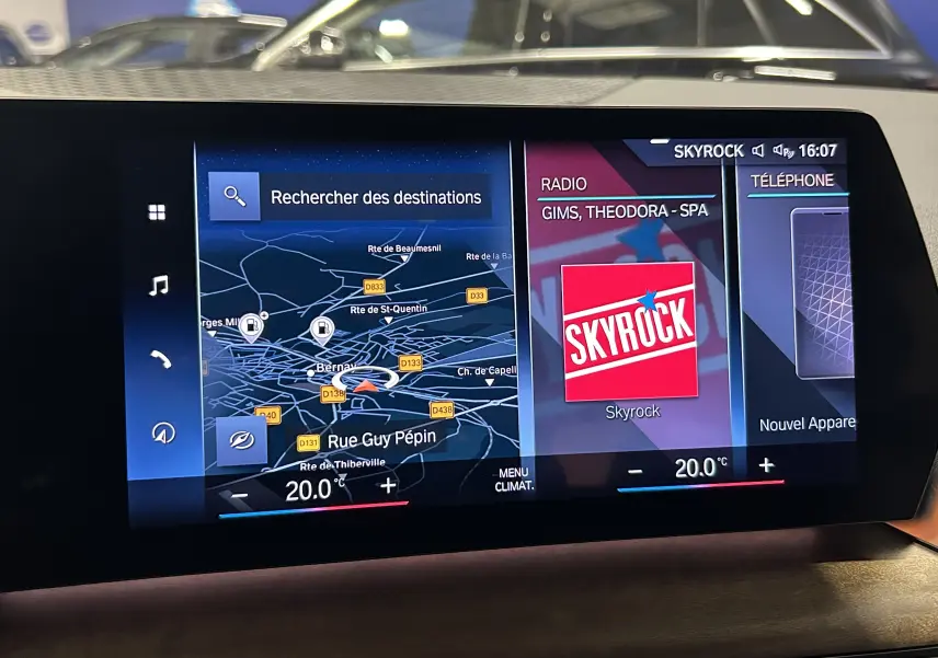 Écran GPS et multimédia de BMW Série 2 Active Tourer 218i, affichant une carte et la radio Skyrock.