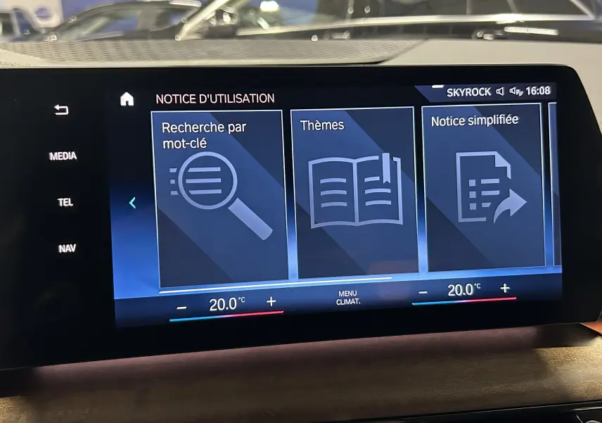 Écran central tactile de BMW Série 2 Active Tourer blanc, affichant le menu notice d’utilisation à 16h08.