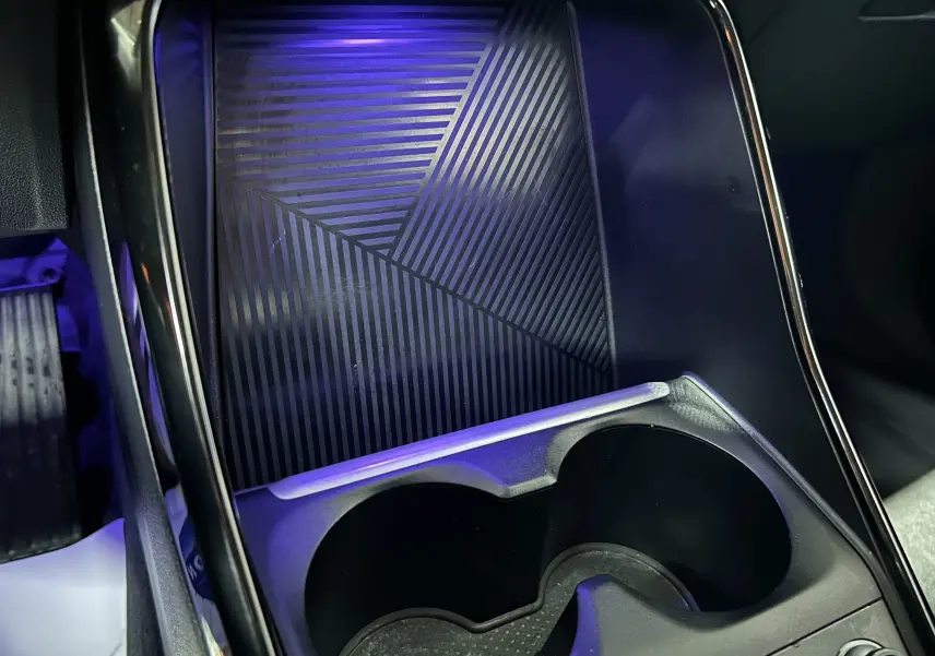 Gros plan sur la console centrale noire avec porte-gobelets et surface texturée d'une BMW Série 2 Active Tourer.