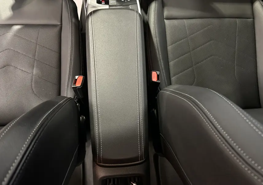 Vue rapprochée de la console centrale et des sièges en cuir noir de la BMW Série 2 Active Tourer 218i Luxury.