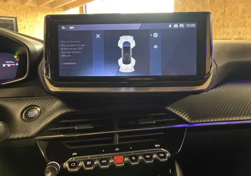 Vue rapprochée de l'écran tactile central et tableau de bord noir du Peugeot 2008 1.2 Hybrid 136 Allure 2025.