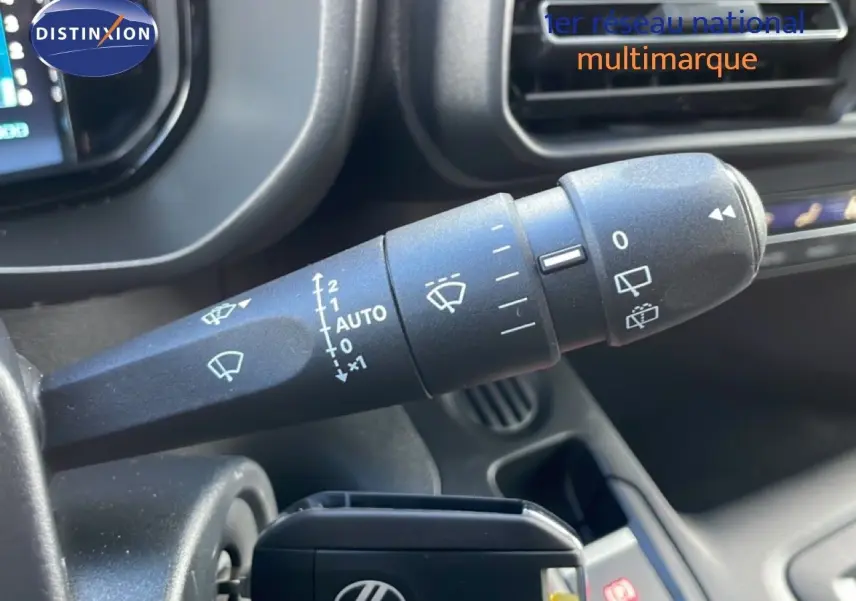 Gros plan sur la commande d’essuie-glace côté gauche du tableau de bord d’un Citroën Berlingo blanc glacier 2025.