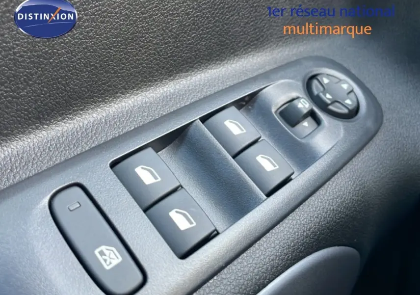 Gros plan sur les commandes de lève-vitres et réglage des rétroviseurs côté conducteur du Citroën Berlingo blanc glacier.